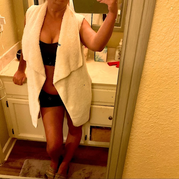 NEW LISTING‼️Fuzzy Vest NWT $68 - Picture 7 of 11